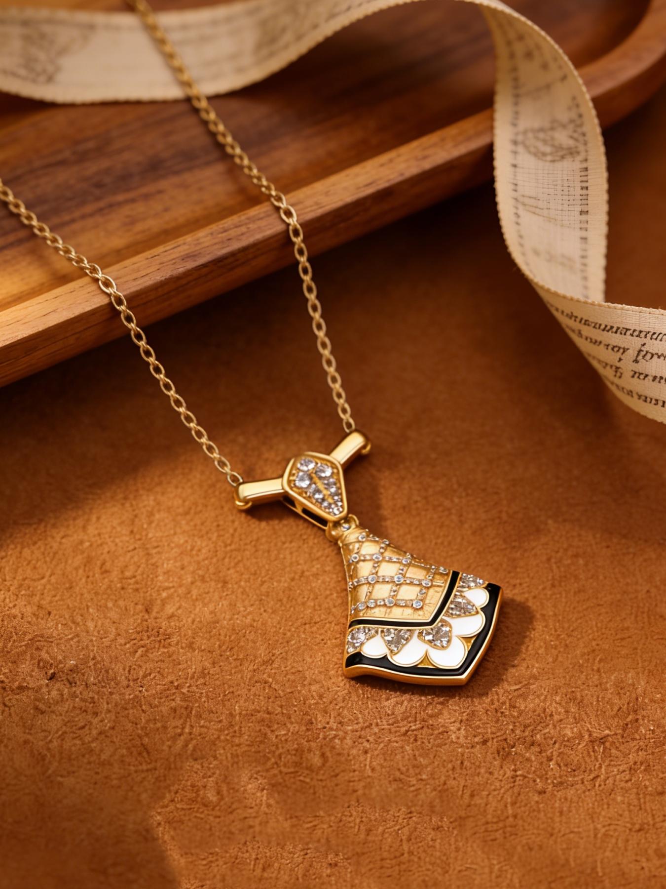 A vintage and elegant diamond necklace with a fan-shaped outline that outlines an elegant curve, complementing the broken diamonds. It is suitable for daily commuting, vacation and dating, and is also a surprising and exquisite small gift.