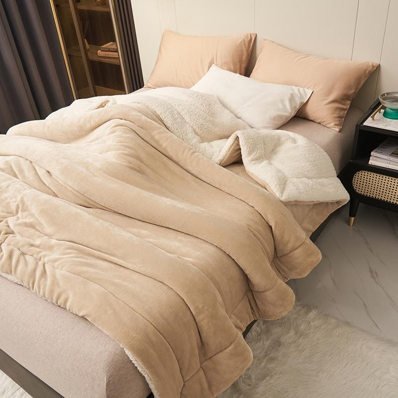 1pcs Solid Color Milk Velvet Shearling Thickened Warm Winter Quilt Blanket, Ultra Soft Comfortable and Warm Thick Blanket, Ideal Christmas and New Year Gift, Perfect for Snuggling on Cold Nights and Home Decor, Soft Fleece Blanket