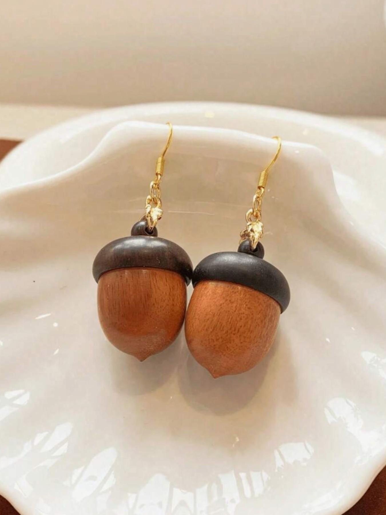 Women's Elegant Stud Earrings, 1 Pair of Screw-On Cute Acorn and Pinecone Simulation Earrings for Women, Wood Grain Texture Is Random