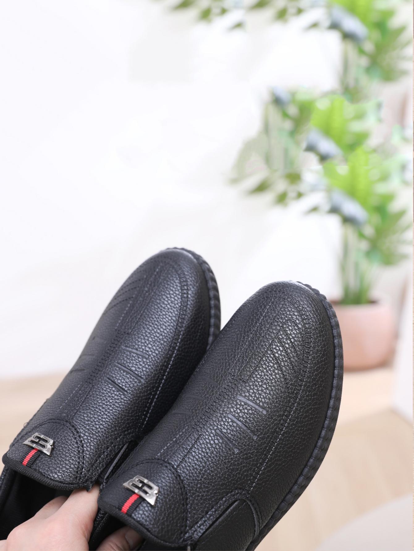 Men's casual shoes, with a texture of lychee texture on the upper, are fashionable and durable. The red and black striped details are embellished, and the thick and tough sole is a powerful tool for daily commuting and casual wear