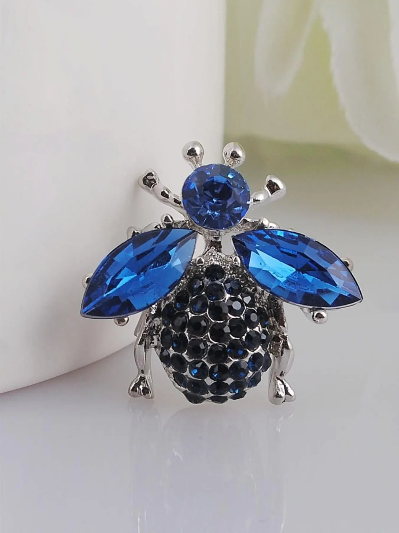 Cute Bee Brooches with Blue Rhinestones, Brooch with Crystals, High-Quality Fashion Accessory for Weddings & Parties, Unique Insect Design Jewelry Gift