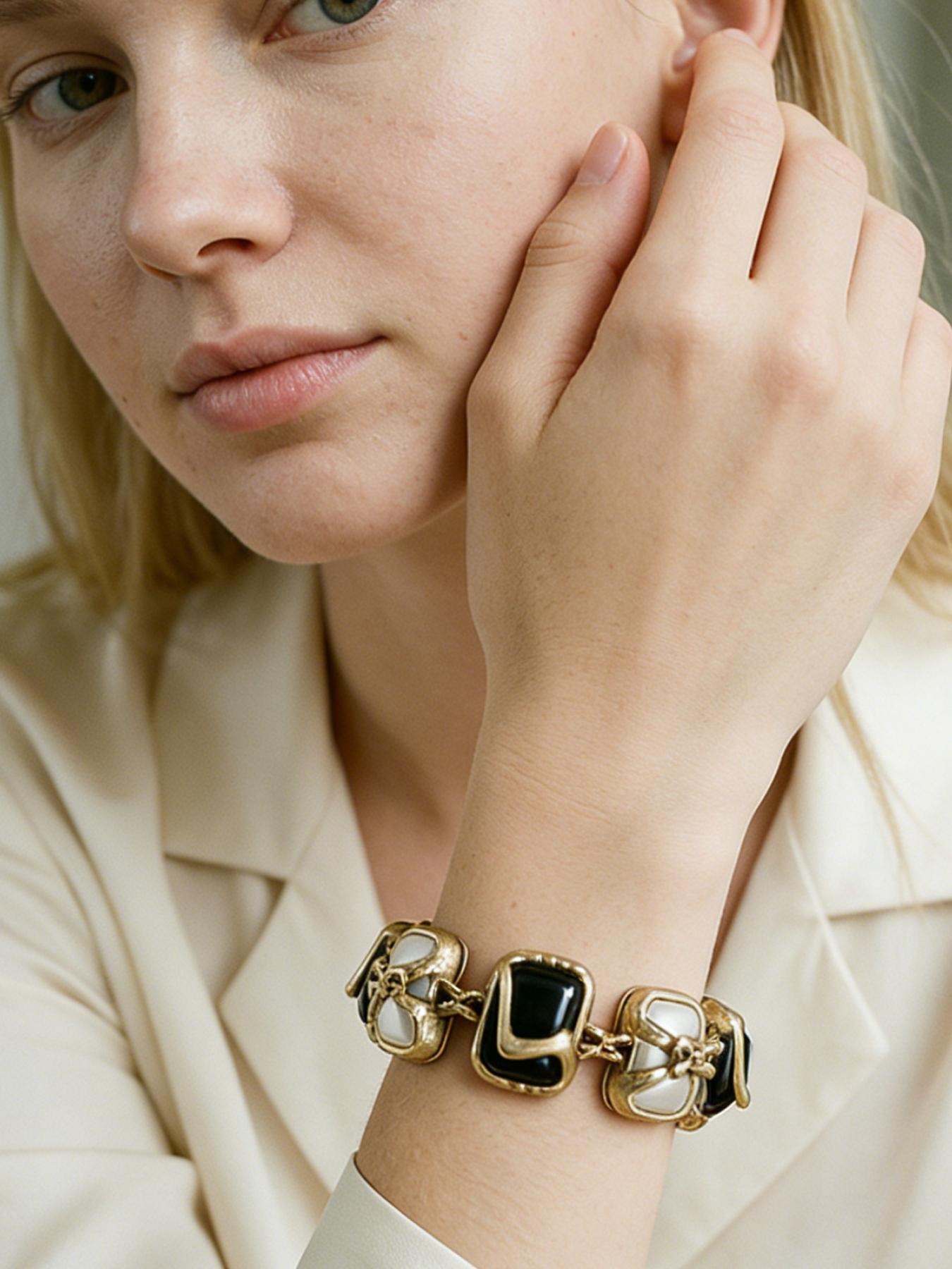 1 fashionable and elegant Baroque diamond encrusted bracelet, suitable for daily commuting, vacation and dating, and also a surprising and exquisite small gift.