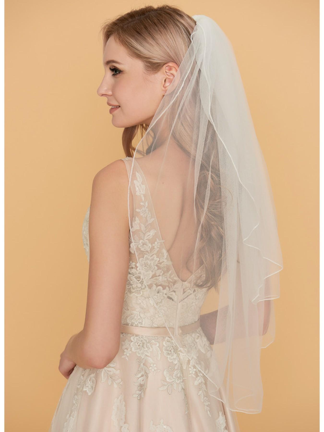 Elegant Double-Layer Short Bridal Veil ,Crafted from Light, Soft Tulle ,Naturally Draping to Flatter the Shoulders and Neckline,An Exquisite Wedding Veil Suitable for a Variety of Bridal Gown Styles