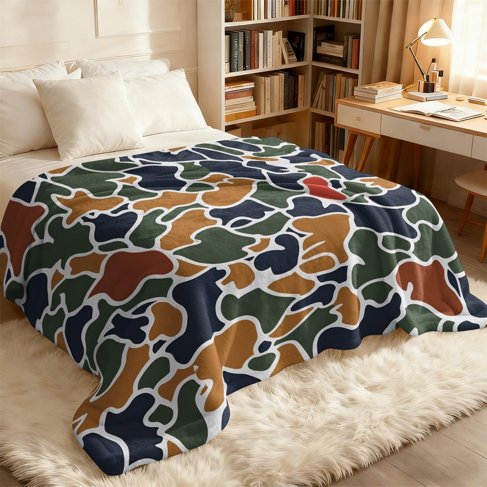 Multicolor Retro Camouflage Print Flannel Throw Blanket, Abstract Camo Pattern Blanket for Summer Air Conditioner Room, Lightweight Cozy Blanket for Bed Sofa Cover Office Nap Car Camping Travel