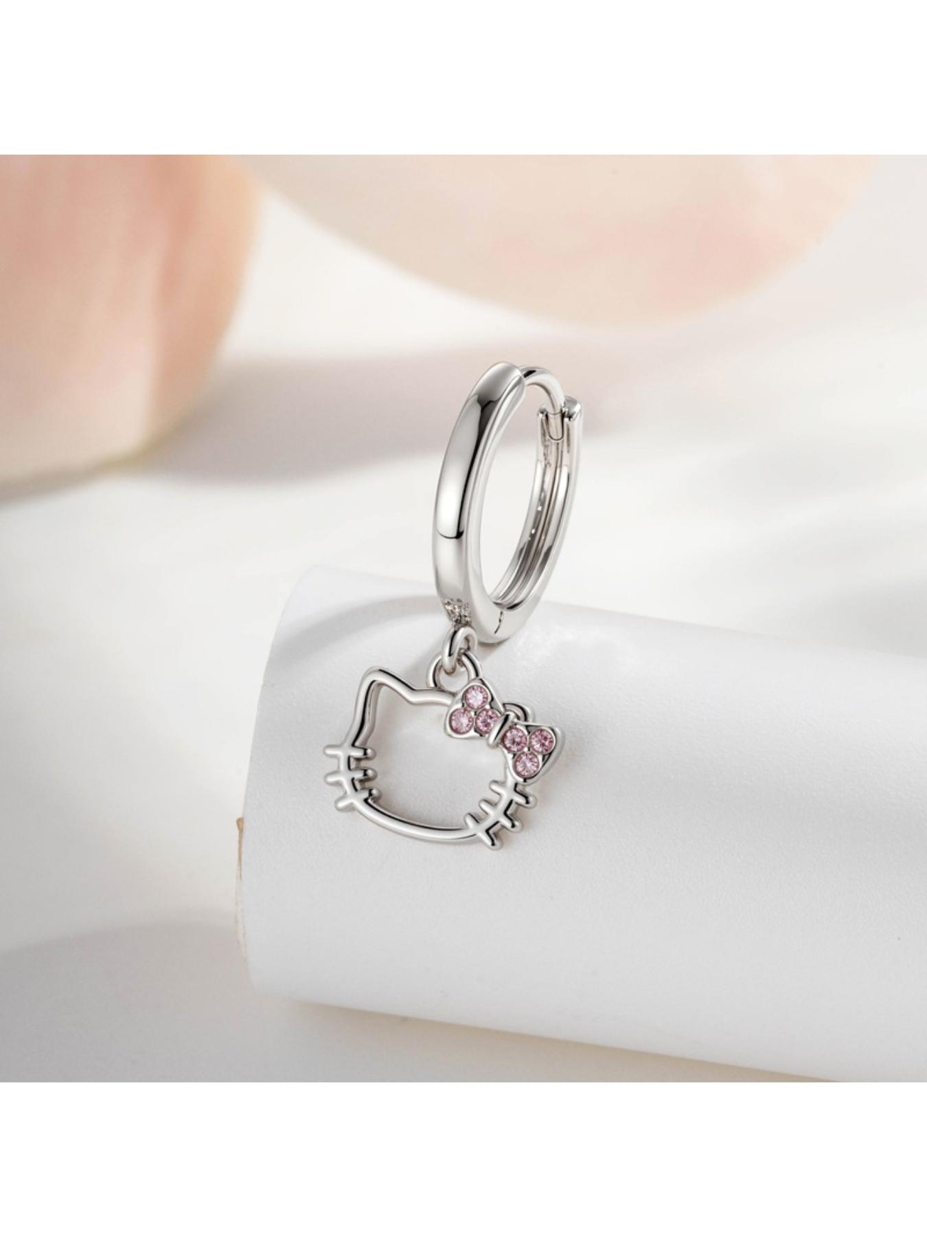 New sweet and cute cat pendant with a unique and niche ear cuff design, stylish sweet and edgy ear accessories.