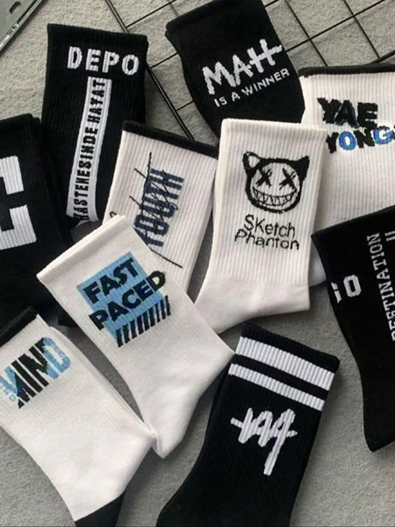 Men's High-Style Graffiti Crew Socks, Streetwear, Letter Pattern, Comfortable Breathable, All Seasons, Casual Sports Socks, Casual Daily Socks