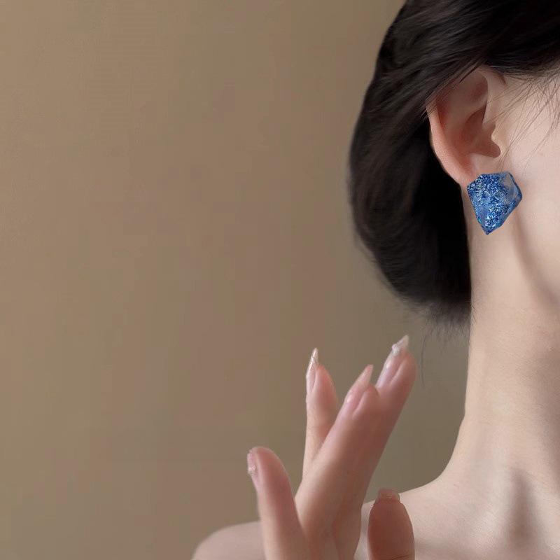 Silver needle irregular resin geometric stud earrings, exaggerated and delicate European and American style, niche, high-class, fashionable and personalized ear jewelry, a gift for women