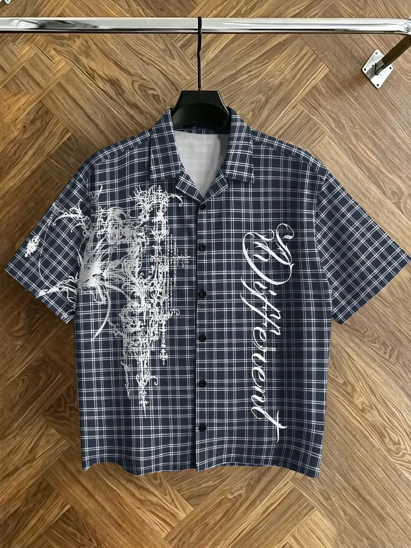 Men's Loose‑Fit Lapel Short‑Sleeve Button‑Up Casual Shirt, Vintage Plaid Script Letter Printed Cropped Top, For Daily Urban Outings & Summer Vacation Trips