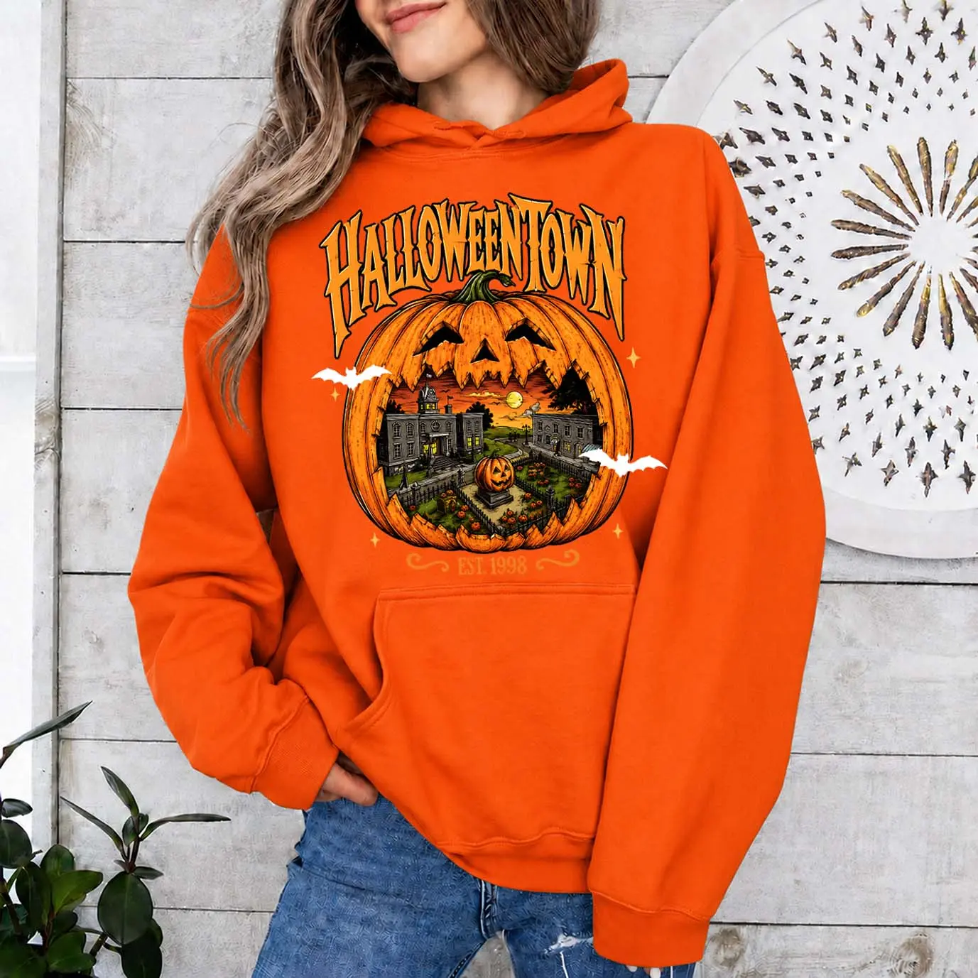 Women’s Halloween Pumpkin Graphic Hoodie, Cozy Oversized Fall Pullover Sweatshirt with Front Pocket, Cute Spooky Town Scene Long Sleeve Casual Hoodie for Autumn Parties, Daily Wear, Travel and Seasonal Outfits