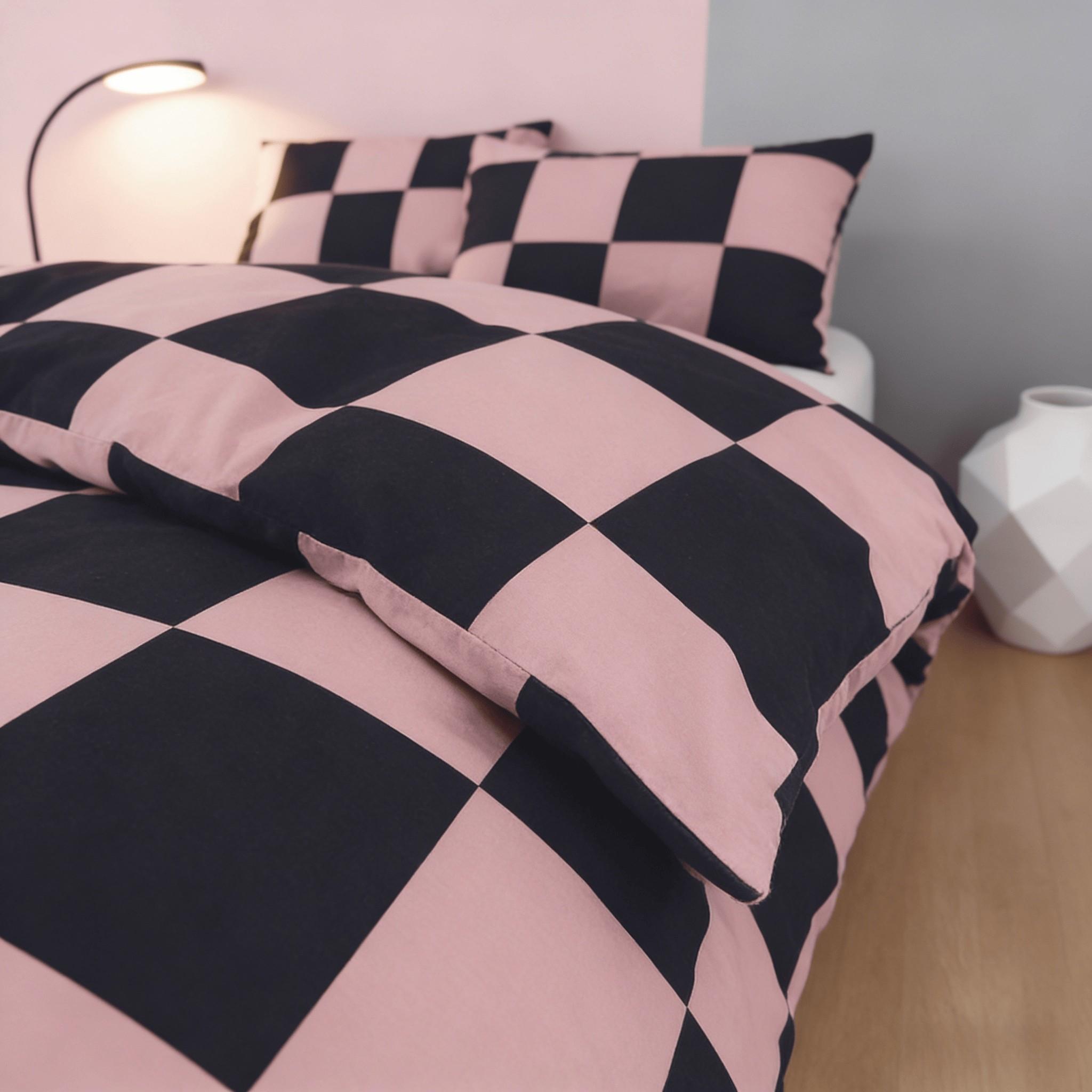 Modern minimalist pink & gray checkered geometric pattern bedding set, 3-piece set includes 1 duvet cover and 2 pillowcases, without inserts.Perfect decoration for the bedroom, soft and comfortable.