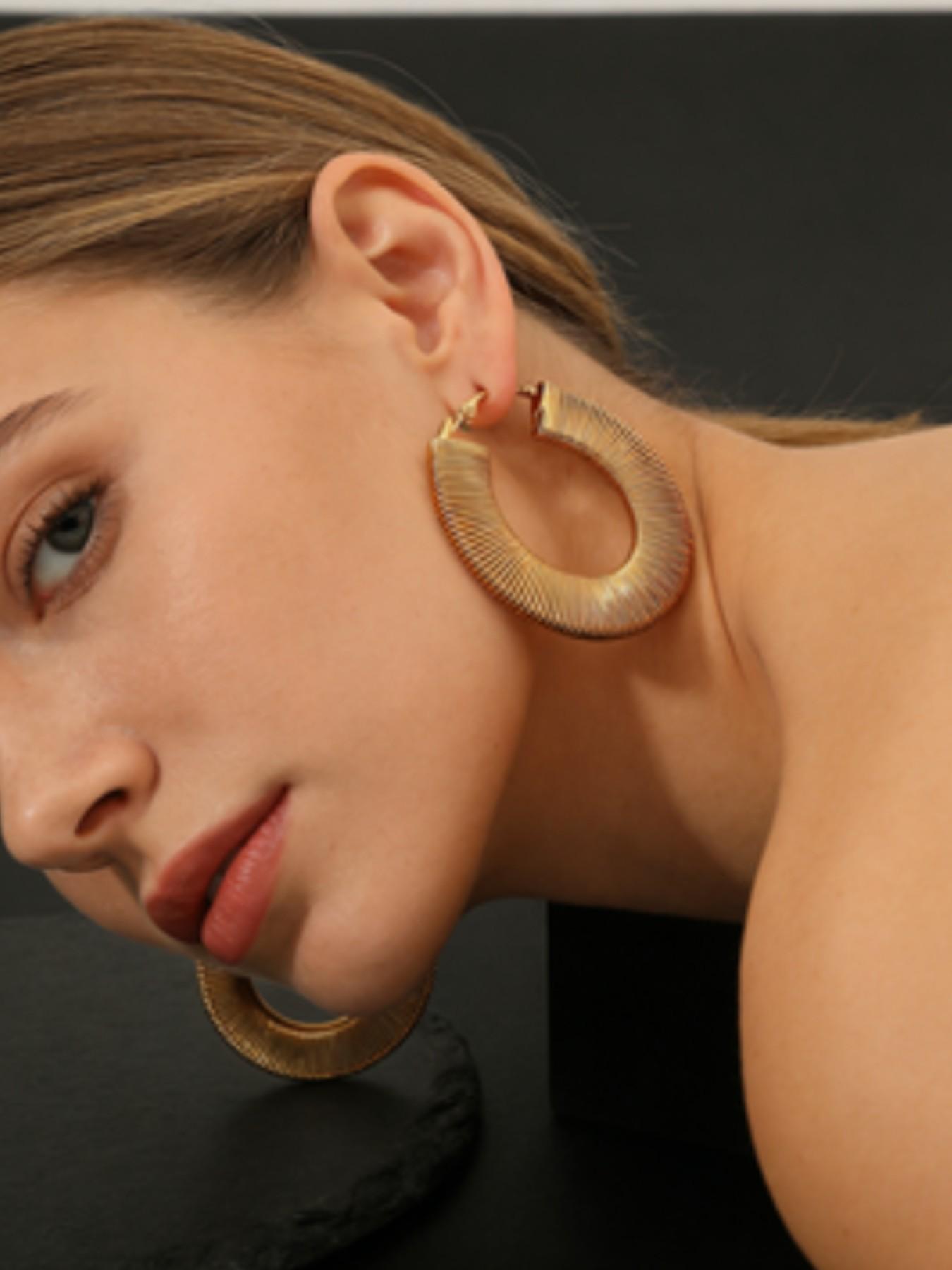 Vintage Striped C-Shaped Hoop Earrings, 18k Plated, Retro Style, Titanium Alloy, All Seasons, Luxury Ear Jewelry