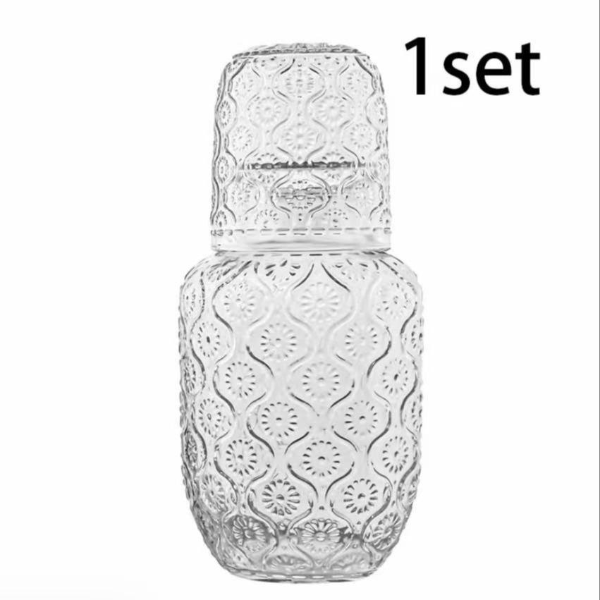 Premium Vintage Embossed Glass Bedside Carafe & Tumbler, Large Capacity Ins Style Thickened Explosion-Proof Pitcher with Dustproof Inverted Cup, Reusable Heat Resistant Stylish Drinkware Beverage Glassware for Home Living Room Hosting Office