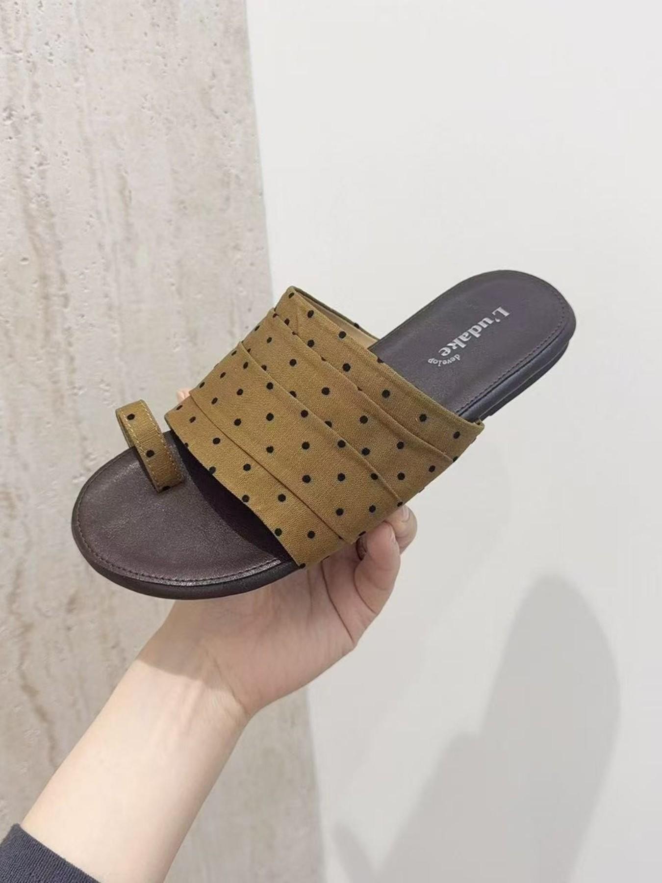 2026 Summer New Polka Dot Toe Cover Sandals for Women, Outdoor Wear, Flat Sole, Slip-On Design, Comfortable and Stylish Footwear