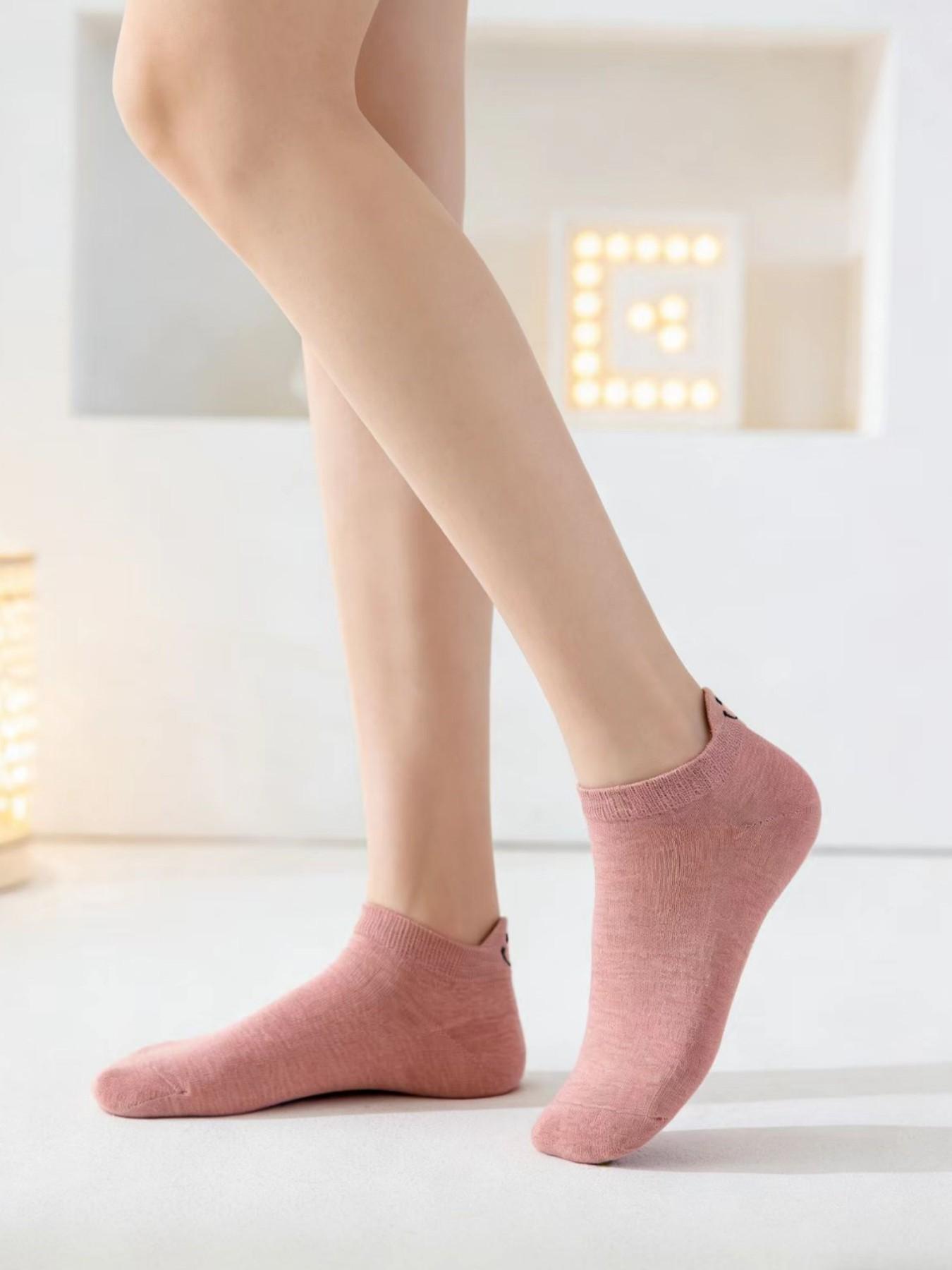 Men's and women's multi-color no-show socks with smiley face on the heel, 20 pairs sock packs, breathable, sweat-absorbent, comfortable, non-slip, short socks. Fashionable design perfectly meets the daily casual wear needs of men and women.