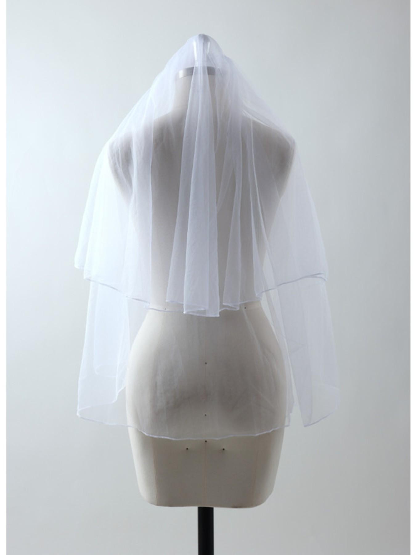 Elegant Double-Layer Short Bridal Veil ,Crafted from Light, Soft Tulle ,Naturally Draping to Flatter the Shoulders and Neckline,An Exquisite Wedding Veil Suitable for a Variety of Bridal Gown Styles