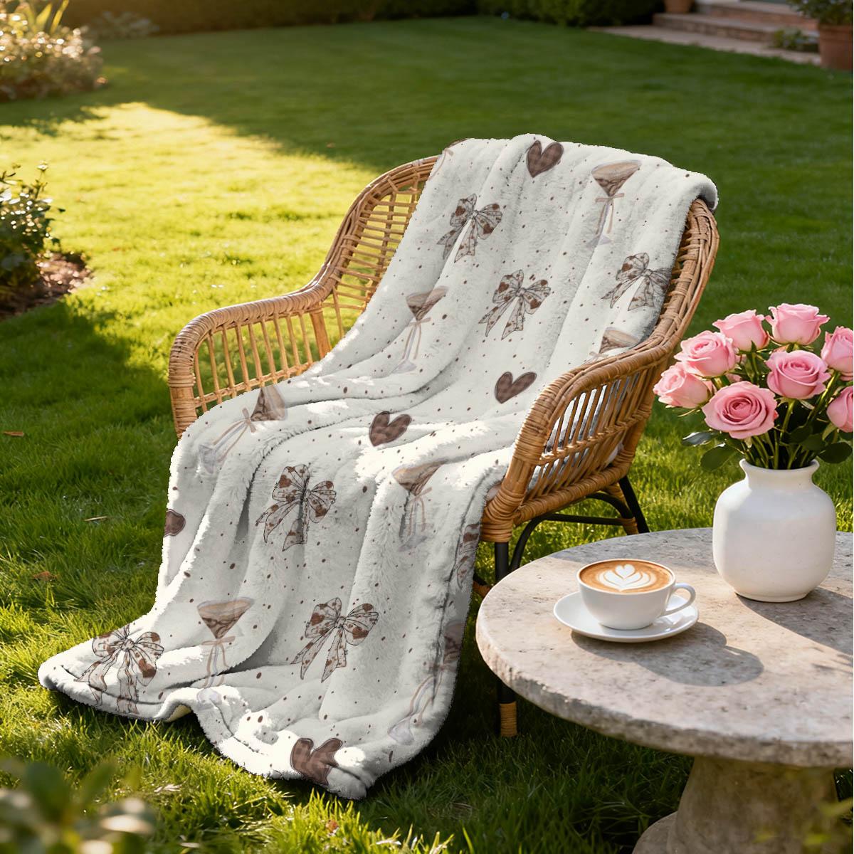 Minimalist High-Heeled Cup and Bowknot Print Blanket, Soft Flannel, Warm and Breathable, Sofa Nap Bed Decor, Gift for Home Pets