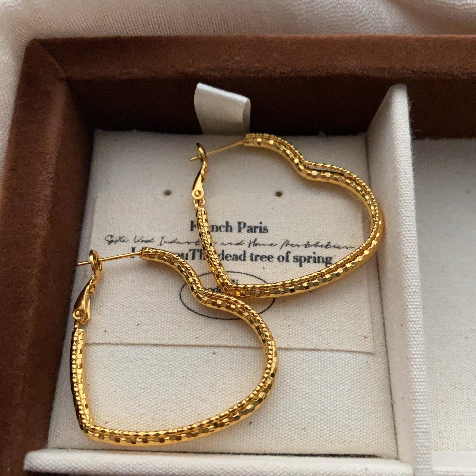 Stylish Heart-Shaped Hoop Earrings, Light-Luxury Design, Perfect for Everyday Wear & Festive Occasions, Ideal Gift Choice