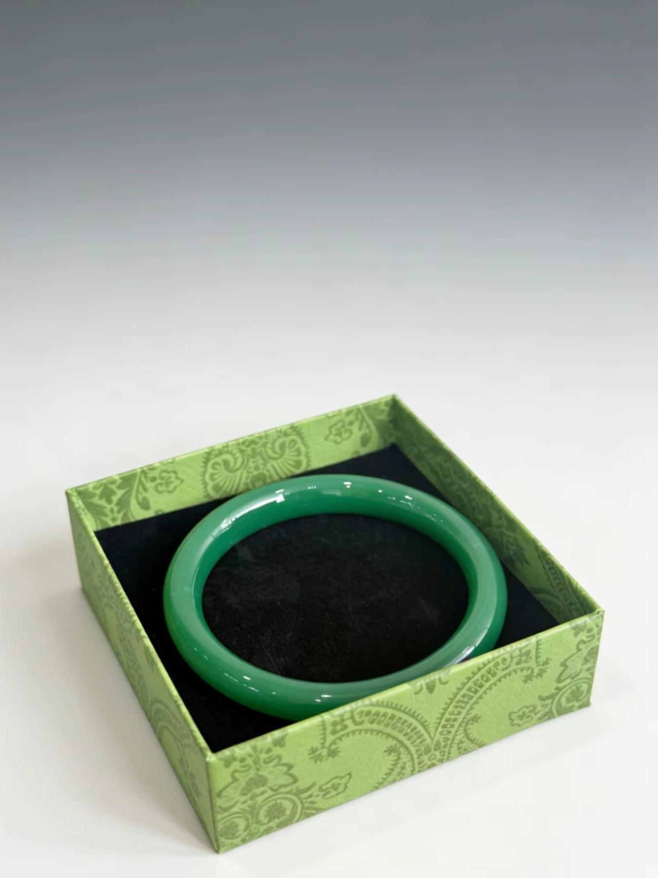 Elegant Eastern Style Jade Bracelet with Gift Box, Beautiful Jewelry, Perfect Gift Choice, Traditional Chinese Ornament, Fine Craftsmanship