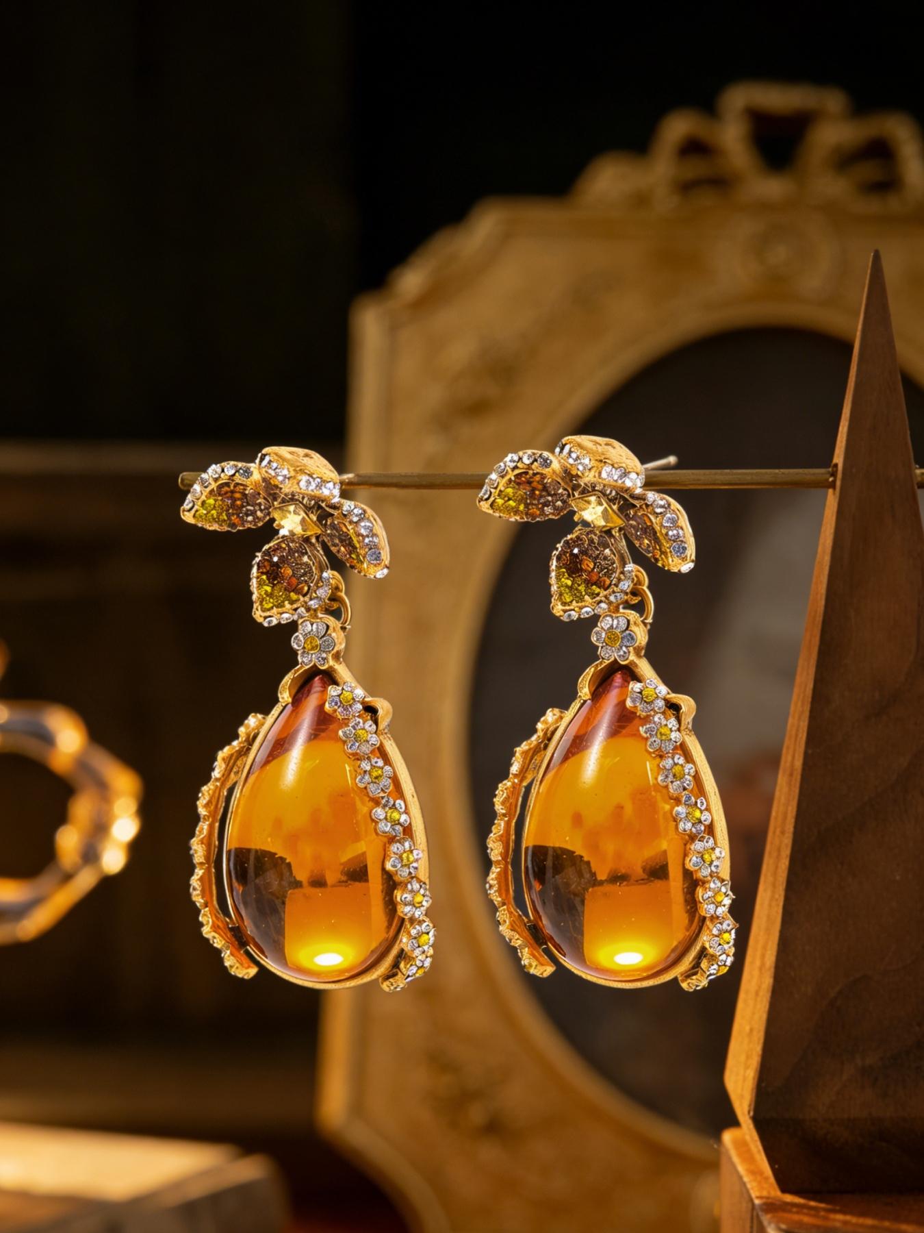 1 pair of retro elegant amber style pendant earrings, suitable for daily commuting, vacation and dating, and is also a surprising and exquisite small gift.