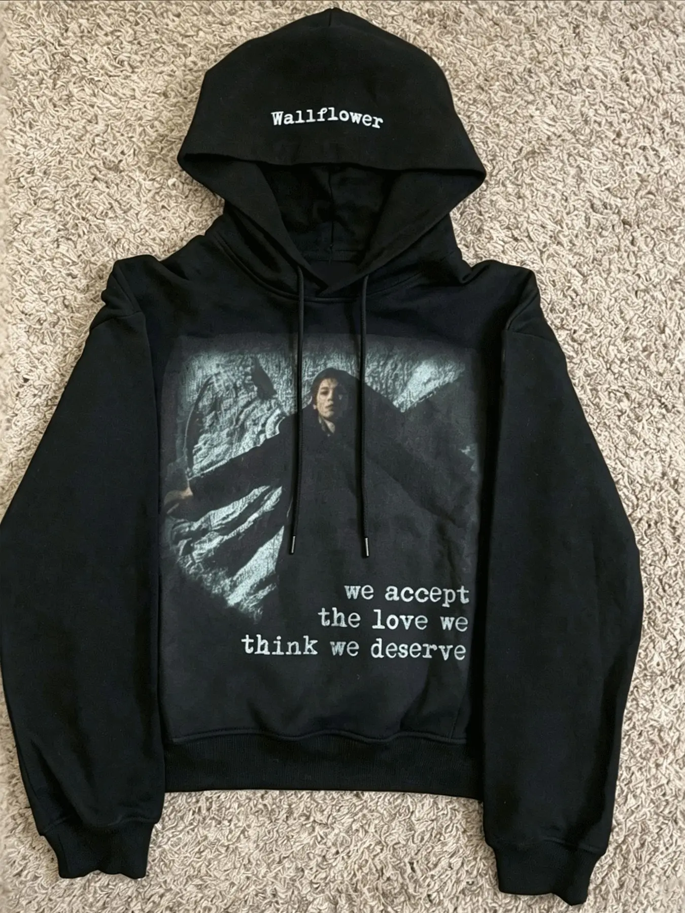 Y2K Vintage Black Cropped Hoodie Men The Perks of Being a Wallflower Movie Figure Print, Wallflower Embroidery On Hood Oversized Loose Retro Film Hip Hop Casual Sweatshirt