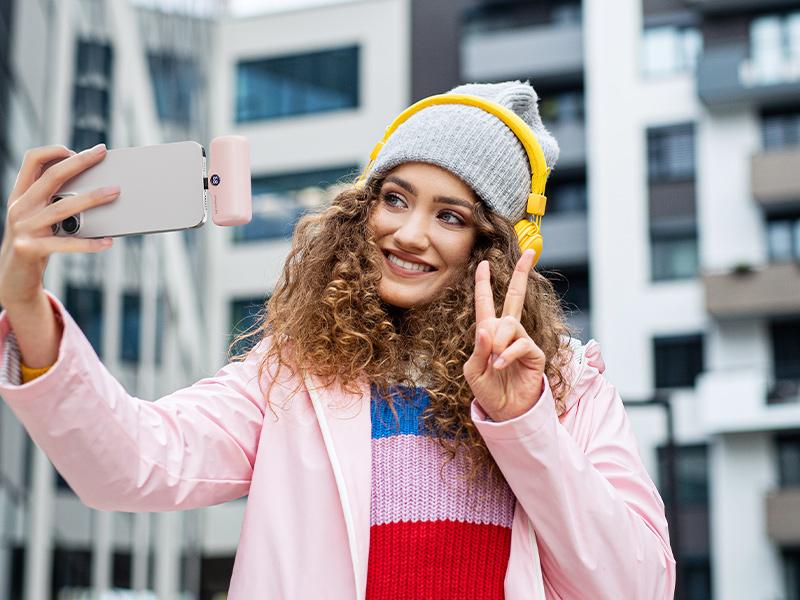 iWALK 20W PD Mini Charger 5000mAh Capacity Fast Charge for iPhone17/16/15/Samsung Daily Carry Pink Rechargeable Battery Pack Usb Portable Power Device Plug Foldable Metal power bank