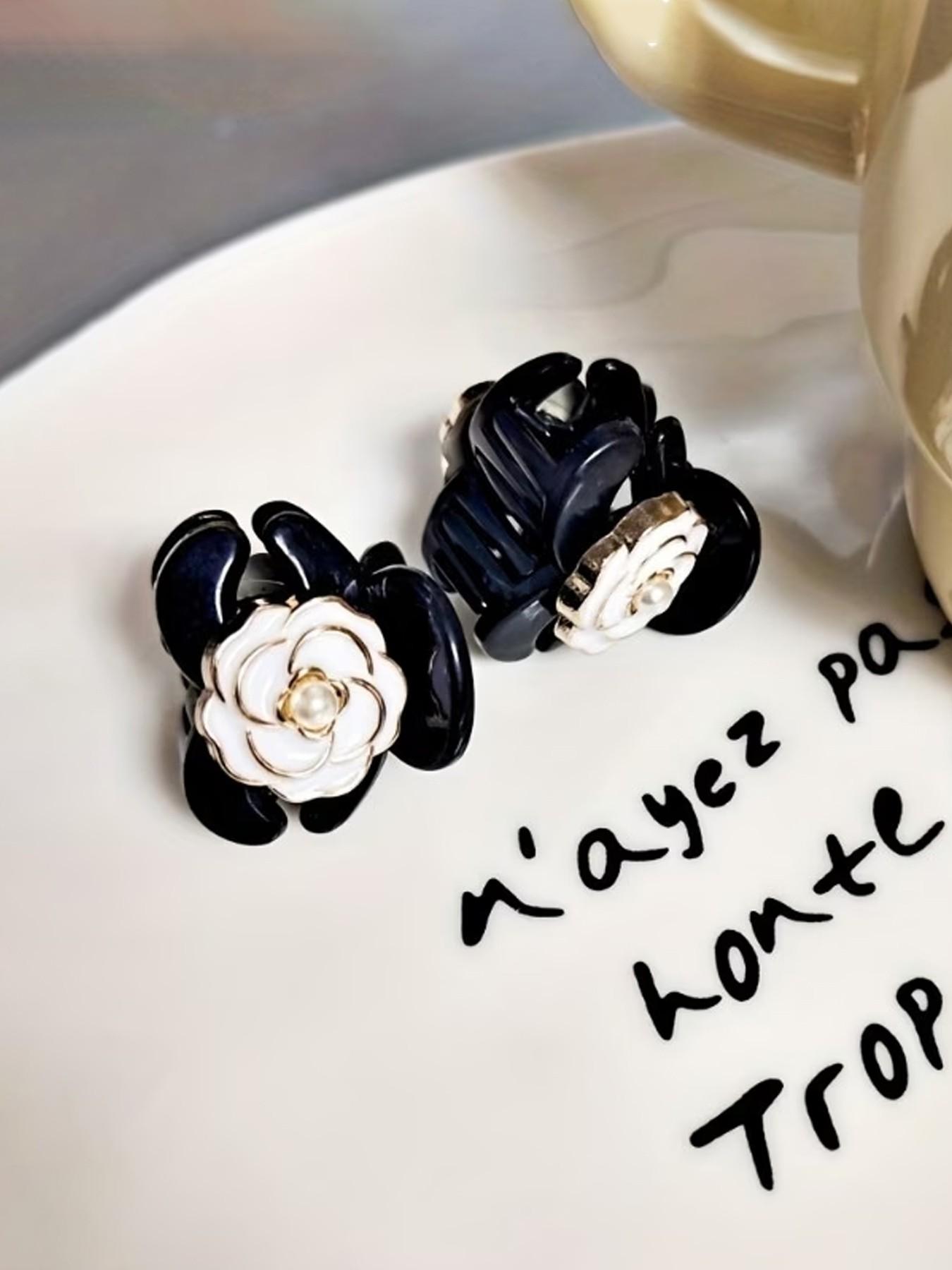 4 Cute Decorative Hair Clips in Various Colors (Black + White), Made of Plastic Camellia Flowers, Suitable for Women, Trendy Small Hair Clips Perfect for Bangs And Side Hair Additions - an Excellent Gift Choice!