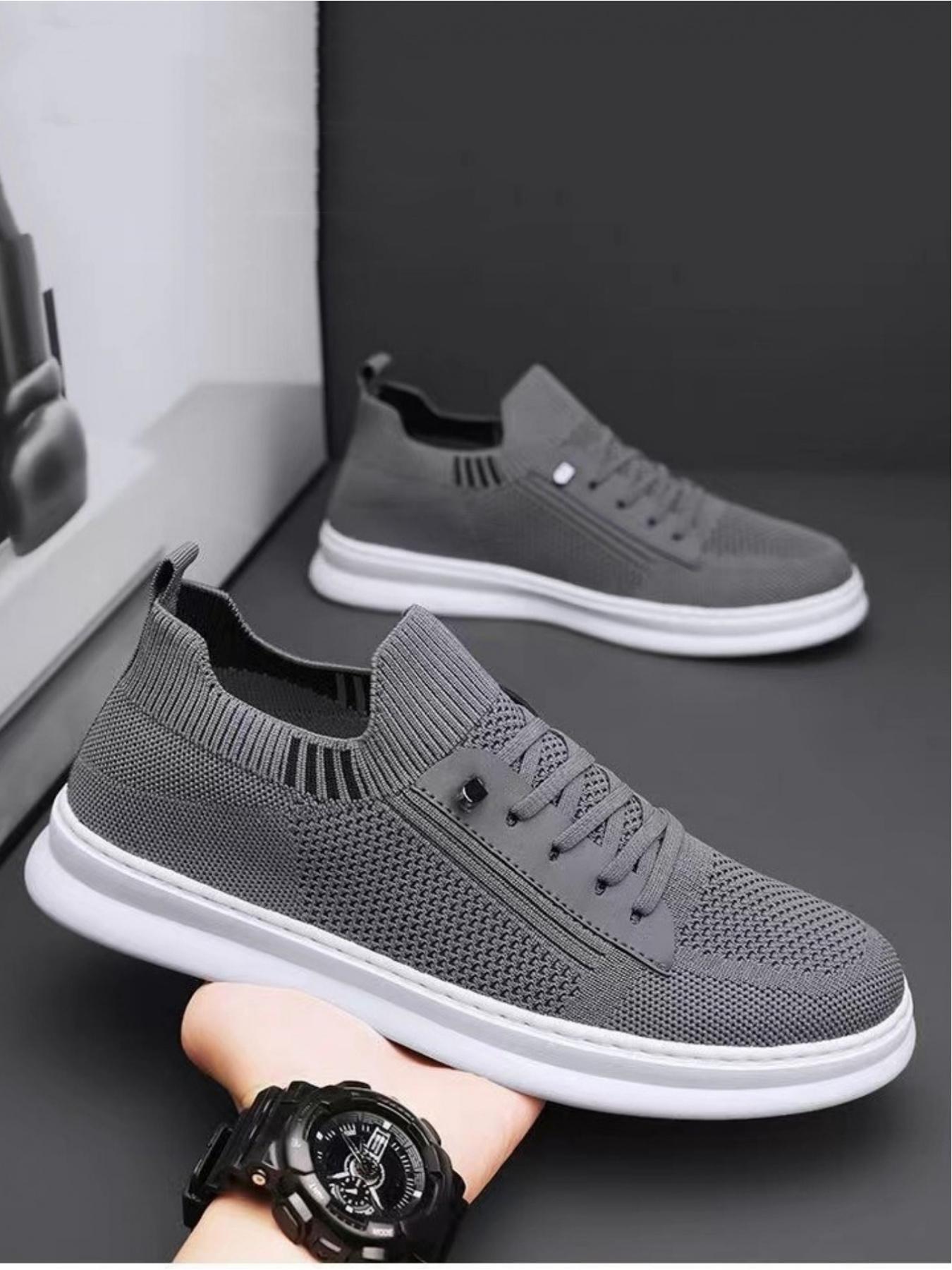 Men's casual sports shoes, lightweight and fit the foot shape, with a white sole that is durable and stable. The elastic shoe opening is paired with a heel loop for easy on and off, making it the preferred choice for commuting sports and casual wear