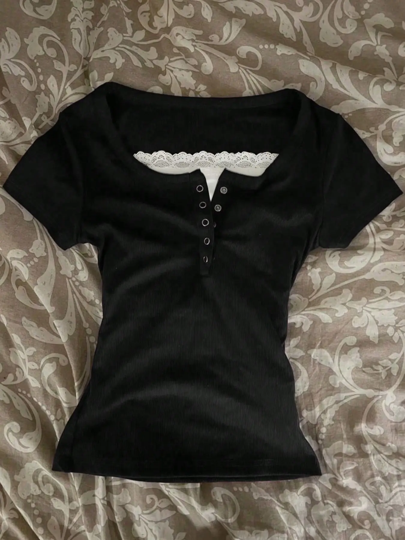 Lace Patchwork Fitted Short T-Shirt, Stylish and Comfortable Top, Perfect for Casual Wear, Ideal for Daily, Trendy Fashion Choice