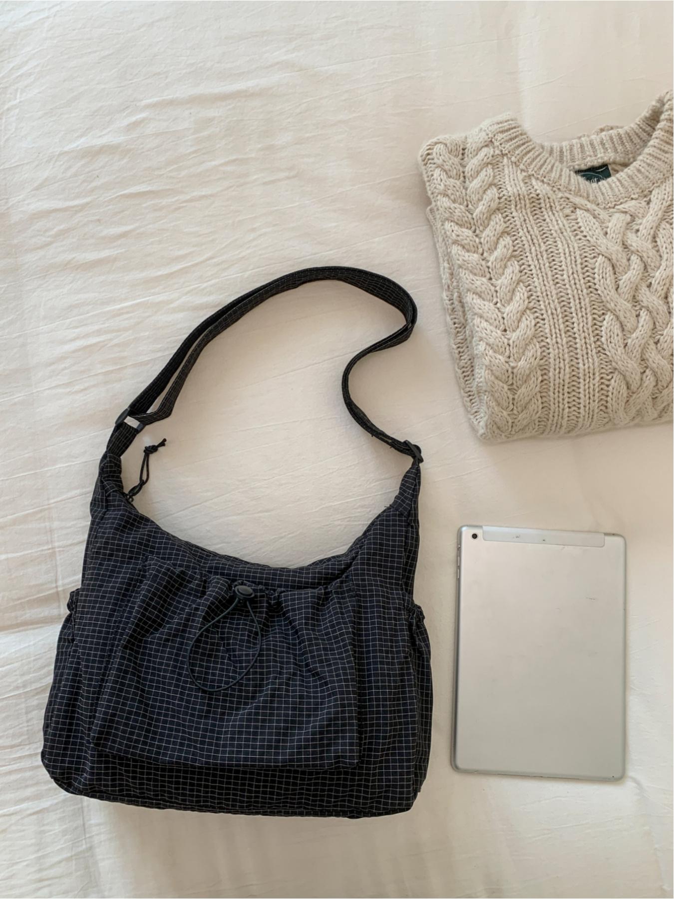 Japanese-style minimalist plaid canvas bag, large capacity, 2025 new autumn/winter casual shoulder/crossbody bag, high-end commuter dumpling bag, zip closure, suitable for campus, workplace, commuting, casual shopping, and everyday accessories.