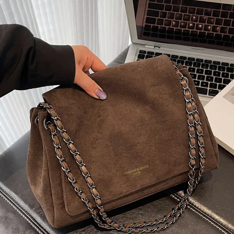 Fashionable and luxurious retro atmosphere armpit bag, color blocked chain shoulder strap design, exquisite and versatile popular shoulder bag, can accommodate mobile phones and lipstick, suitable for daily commuting, dating, and gatherings