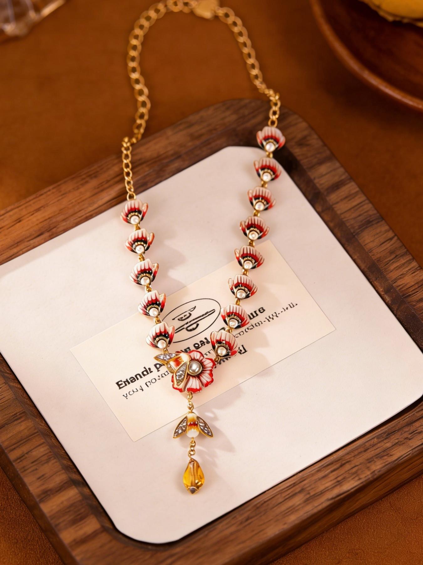 A fashionable and elegant shell chain pendant necklace, suitable for daily wear, vacation dates, and other occasions, and is also a surprising and exquisite small gift.