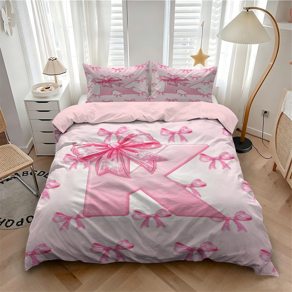Pink Letter A~Z Bow Pattern Duvet Cover Set, 2/3Pcs Aesthetic Cute Bedding Set, Comfy Bedding Set, Breathable Quilted Quilt, Sweet Girly Bed Linens, Perfect for Teen Girls Bedroom Decor. 1 or 2 Pillowcase, No Filling