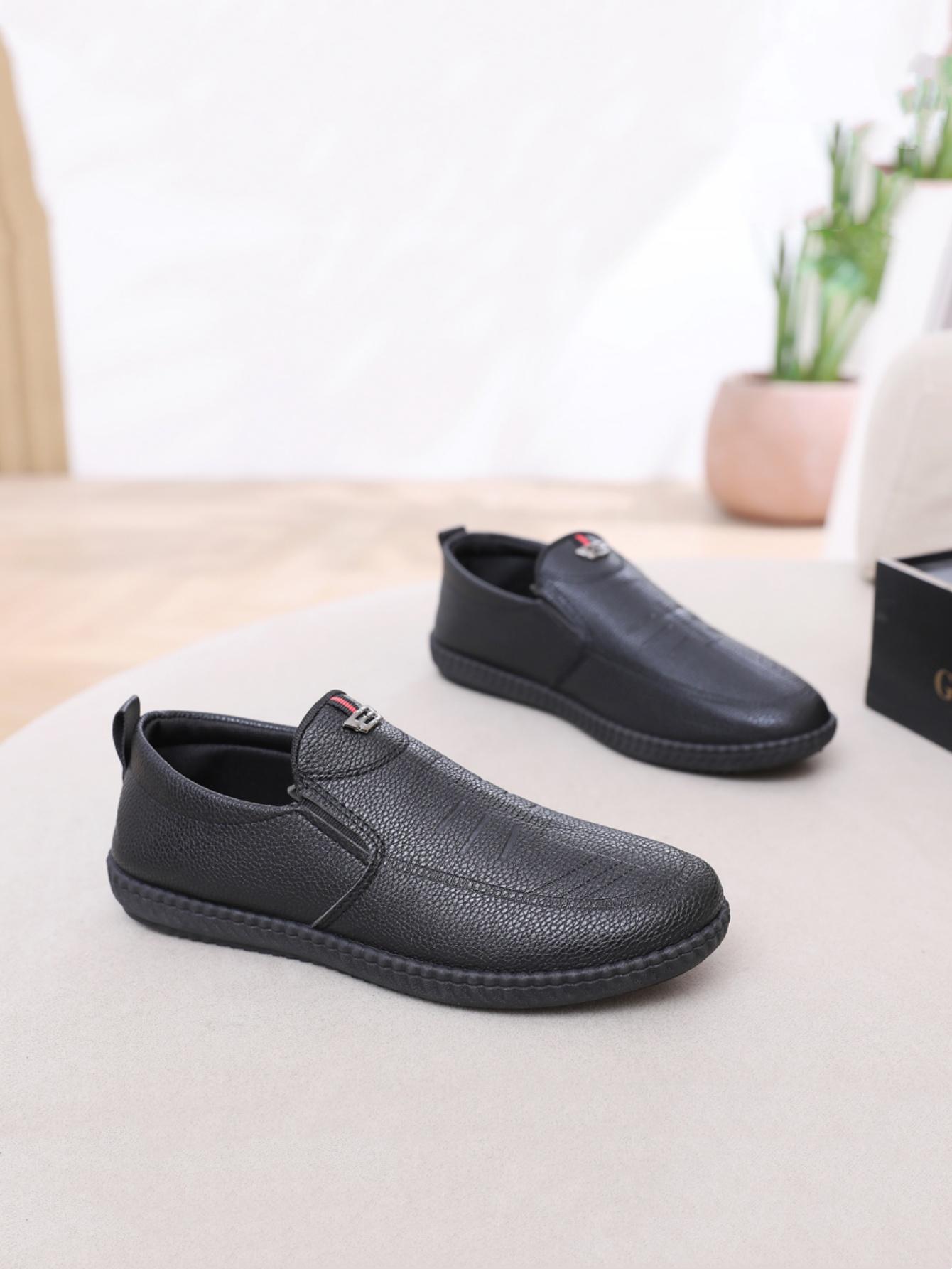Men's casual shoes, with a texture of lychee texture on the upper, are fashionable and durable. The red and black striped details are embellished, and the thick and tough sole is a powerful tool for daily commuting and casual wear
