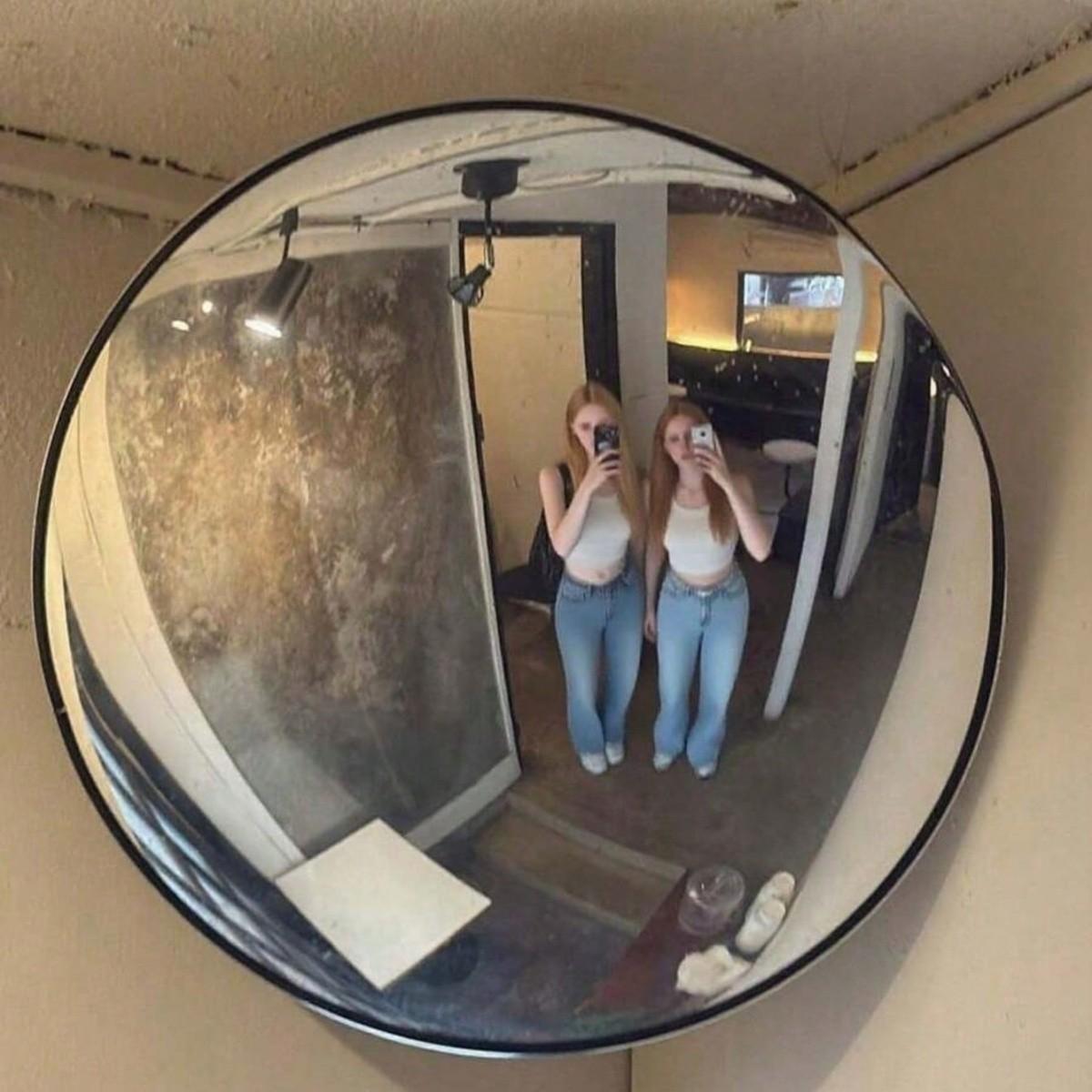 📸 The Ultimate "Fisheye" Selfie Spot! Black Art Decor Round Convex Mirror | Wide Angle Wall Mounted Mirror for Living Room, Trendy Industrial Aesthetic Prop