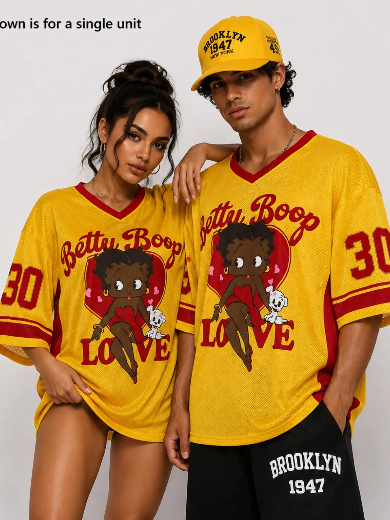 Couple-style men's and women's versatile retro cartoon pattern mesh football jersey, V-neck short-sleeved sports T-shirt, retro heart-shaped number printed mesh shirt, breathable streetwear top, couple matching outfit, multiple color options available
