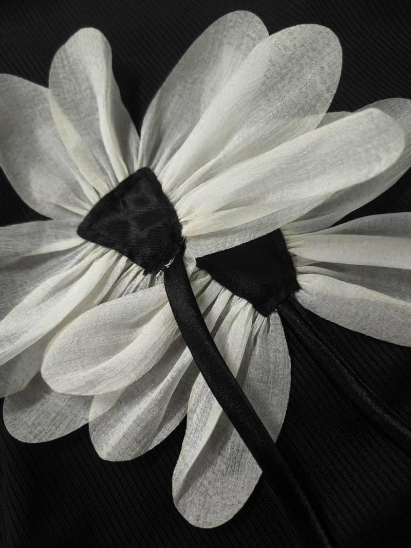 Women's Daisy Embroidery Mock Neck Tank Top, Floral Embroidery Cami, Elegant Sleeveless Top for Summer, Ladies Clothes for Daily Wear