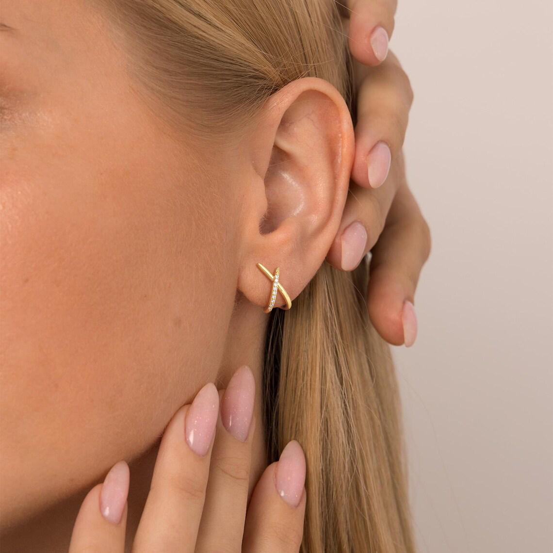 CAROVO 14K Gold-Plated Stud Earrings Dainty Earrings Simple Minimalist Cubic Zirconia Diamond Gold Earrings Hypoallergenic Earring for Women Trendy Women Gifts CAROVO 14K Gold-Plated Stud Earrings Dainty Earrings Simple Minimalist Cubic Zirconia Diamond Gold Earrings Hypoallergenic Earring for Women Trendy Women Gifts