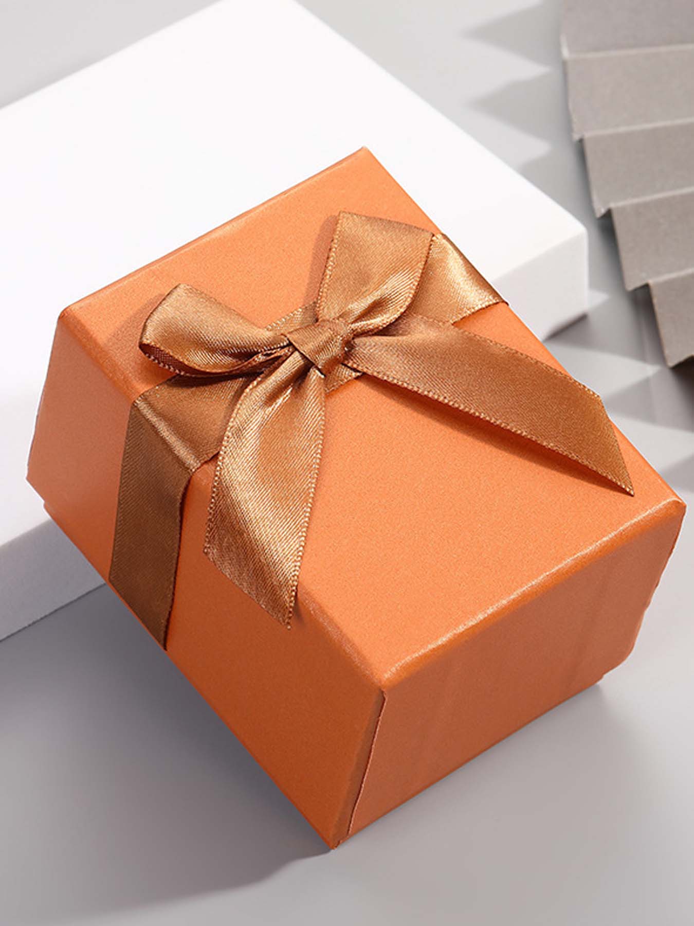 2-piece set of simple, casual, and fashionable oval alloy steel bracelet with diamond-embellished ladies' quartz watch set