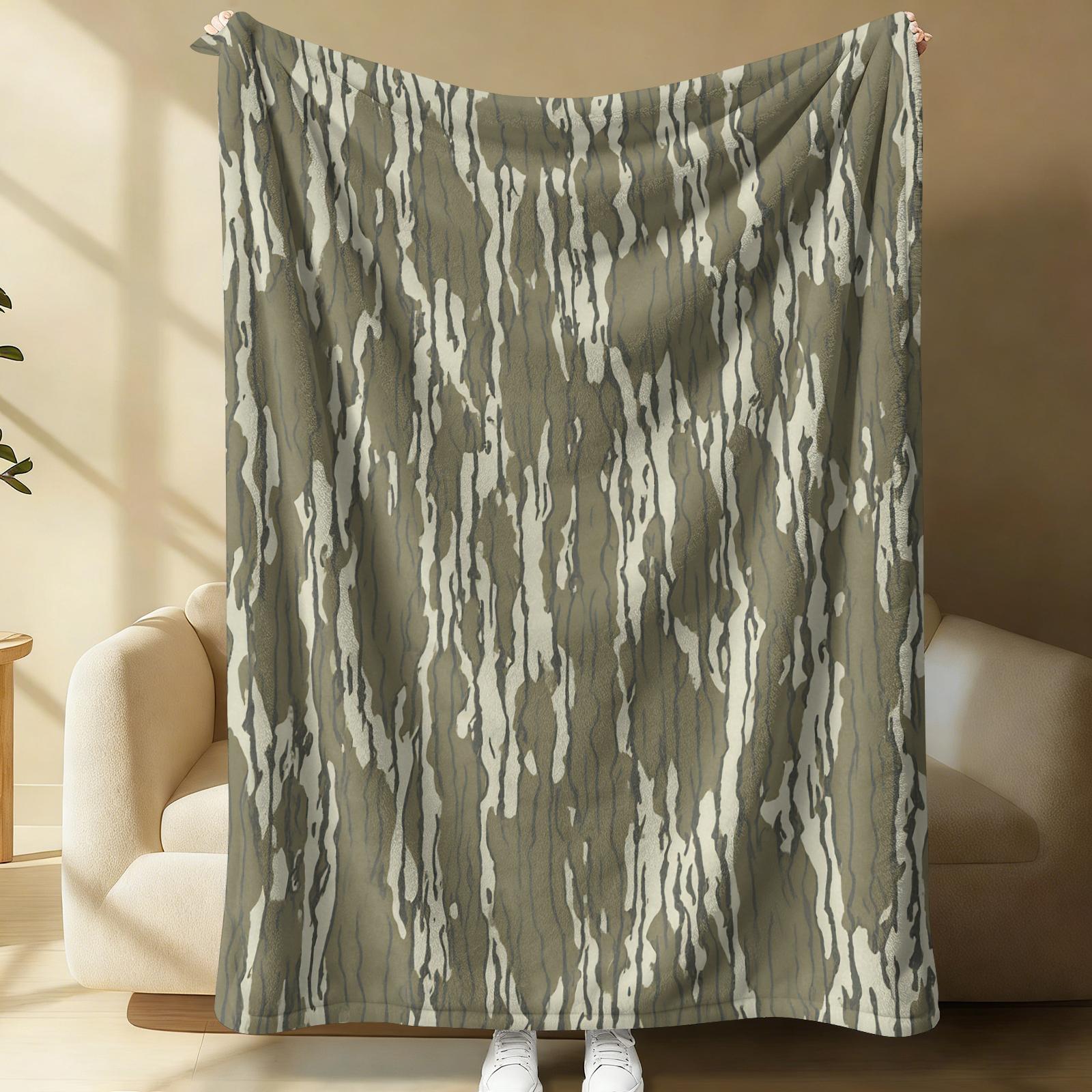 Multicolor Retro Camouflage Print Flannel Throw Blanket, Abstract Camo Pattern Blanket for Summer Air Conditioner Room, Lightweight Cozy Blanket for Bed Sofa Cover Office Nap Car Camping Travel