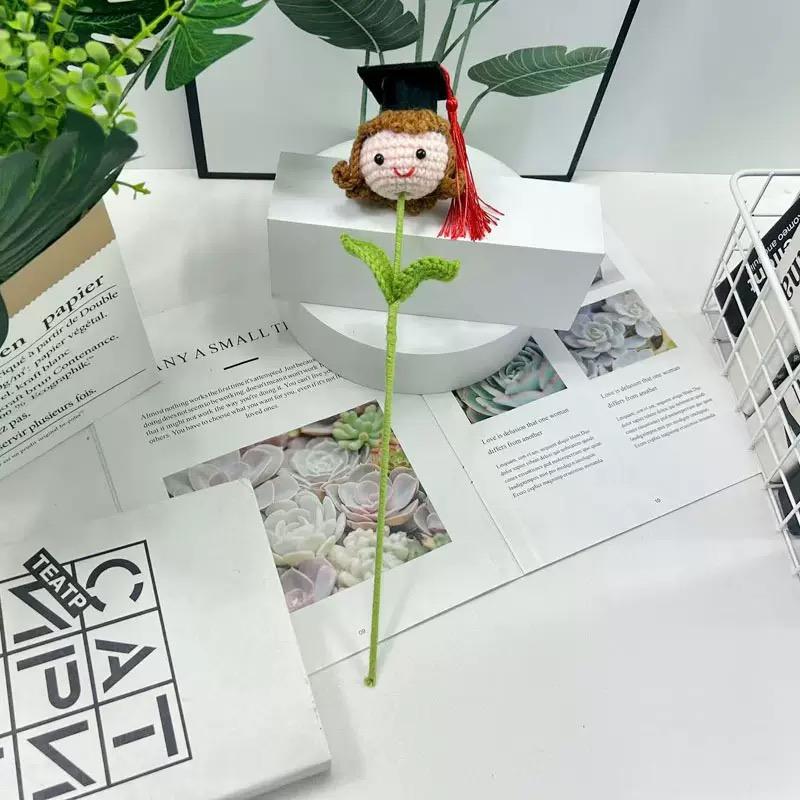 Crochet Artificial Flower Graduation Cap, Handmade Yarn Doctoral Flower Ornament, Graduation Party Decoration, Handcrafted Graduation Gift for Teachers & Friends, Unisex DIY Crochet Flower Bouquet