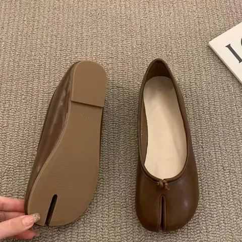 Soft Leather Split-Toe Flat Women's Shoes Size 42, Retro Round Toe Low Heel Casual Ballet Shoes, Polka Dot Pattern, Medium Width, Vintage Style Shoes