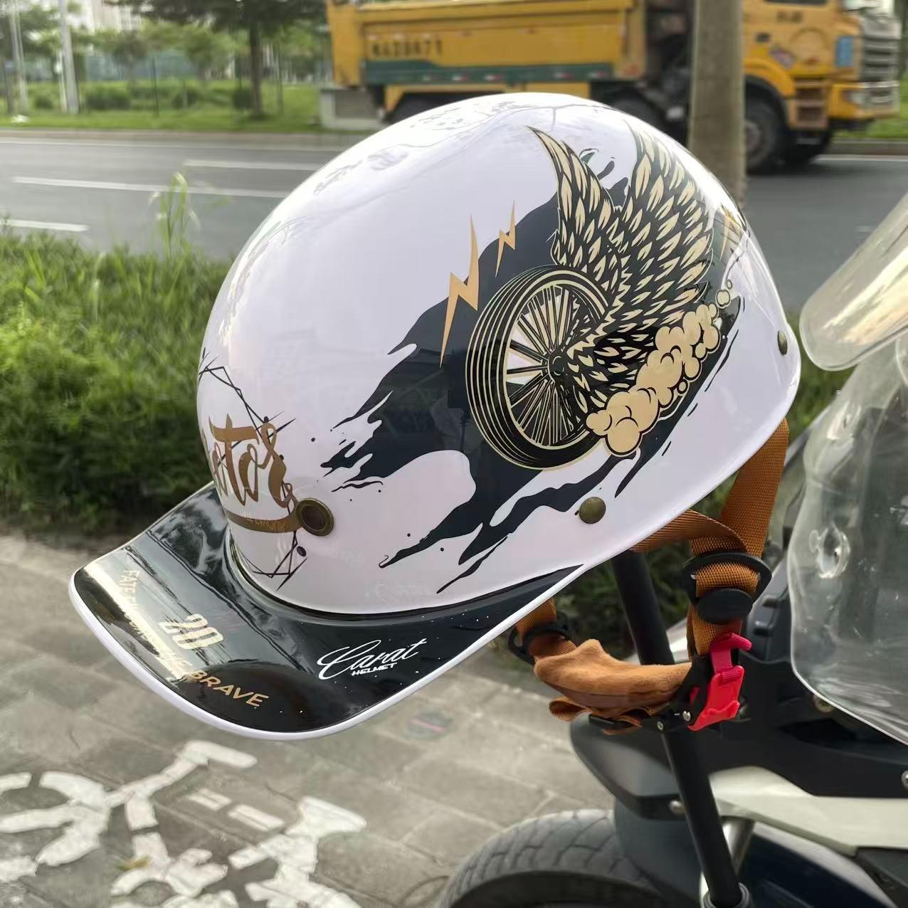 1 Vintage Style Half Helmet Unisex Lightweight, Adjustable Strap, Ventilation System and Impact-Resistant Design, Suitable for Men and Women, Motorcycle, Skateboarding, BMX Bicycling, Fashionable Design, Comfortable Fit and Easy-to-Clean Surface