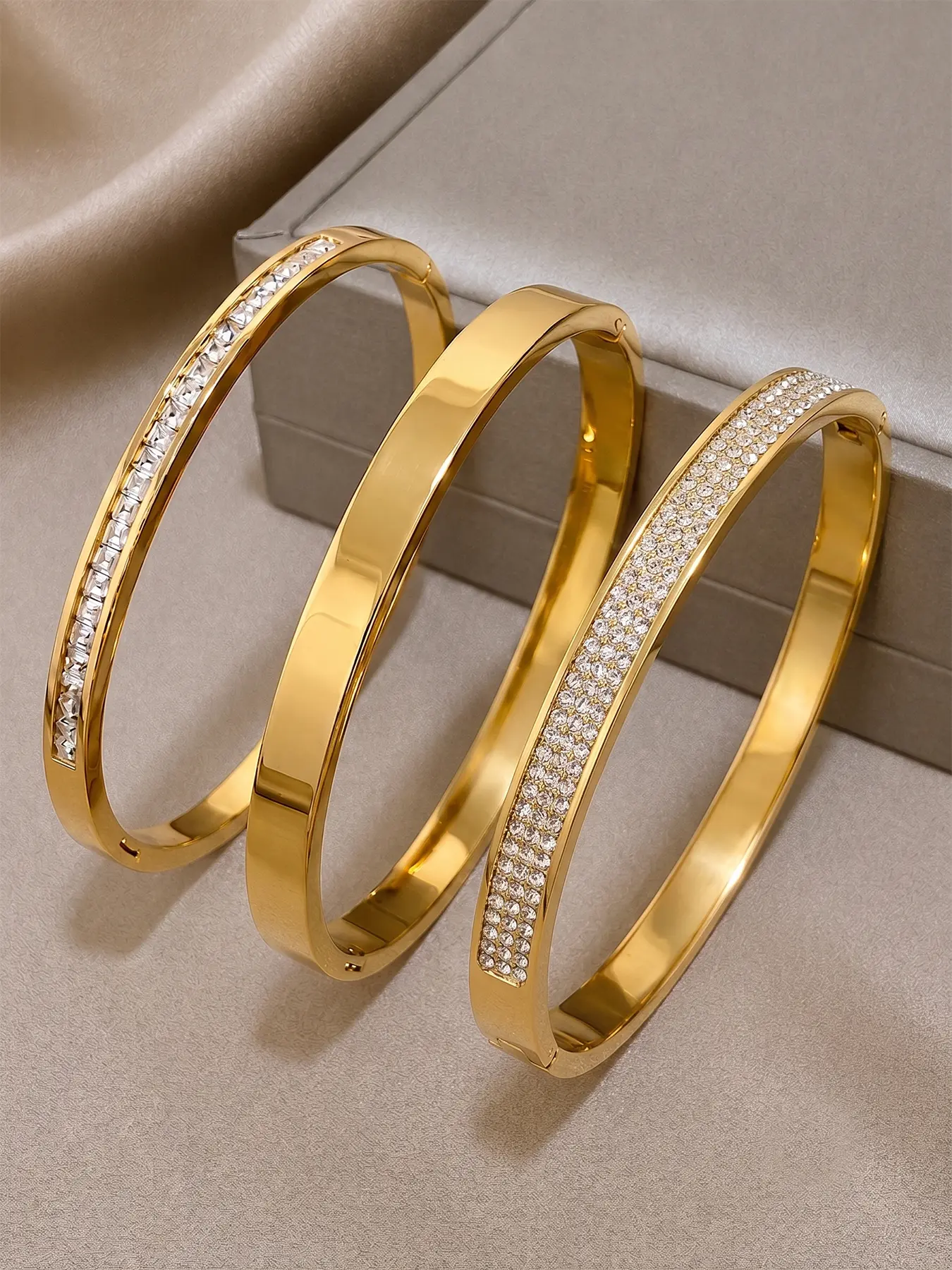 Three daily bracelets with a Korean atmosphere, soft and smooth bracelet edges that won't scratch the skin, and a bright and fair wrist skin tone that complements the touch. They can be easily paired with casual, gentle, and cool outfits