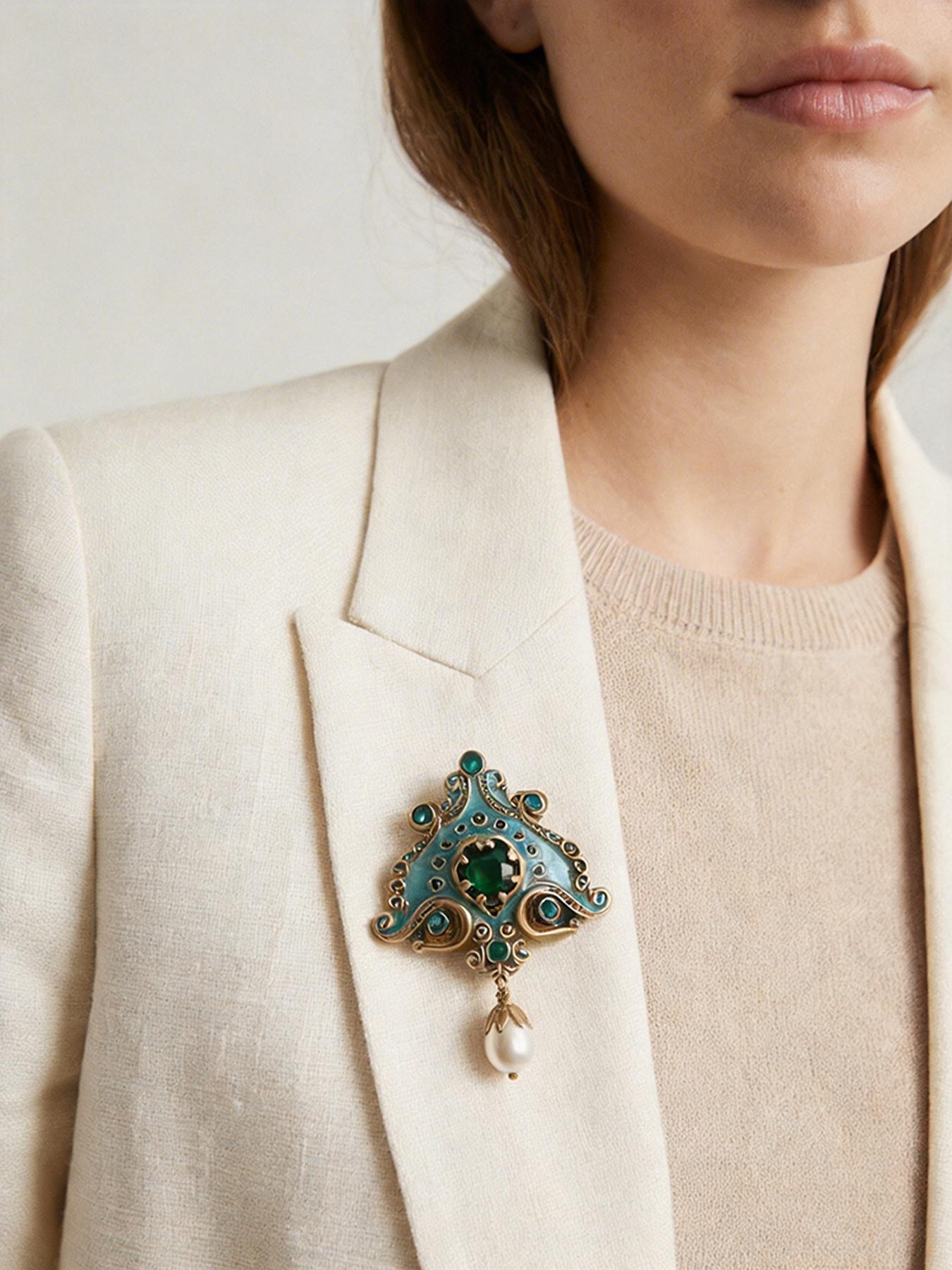 A stylish vintage brooch with royal elements, suitable for everyday wear, vacations, dates, and other occasions, and also a charming little gift.