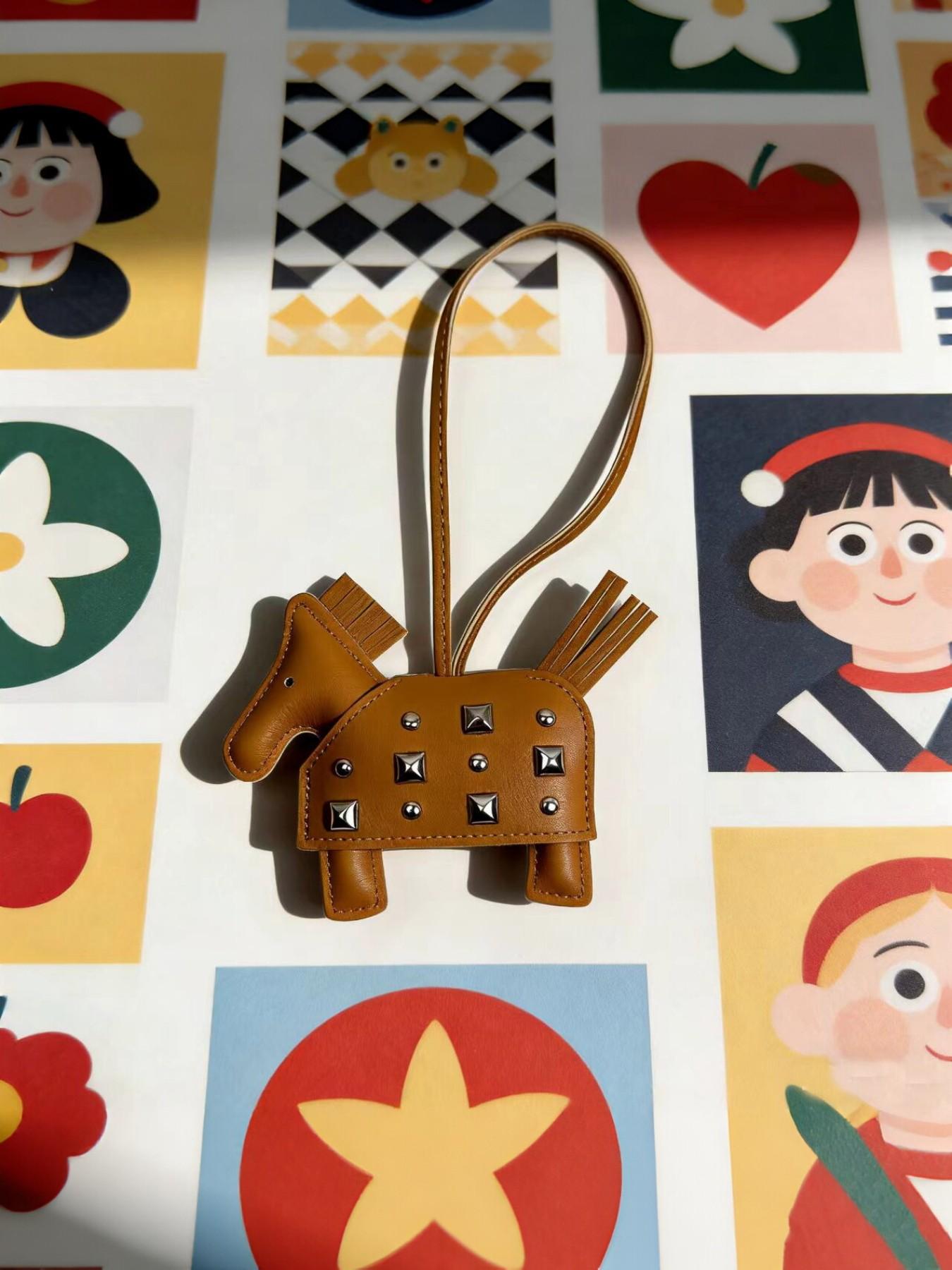 Double-Sided Stud Horse Bag Charm, Leather Handmade Warhorse Keychain Pendant, Creative Car Key Ring, Box Bag Accessory