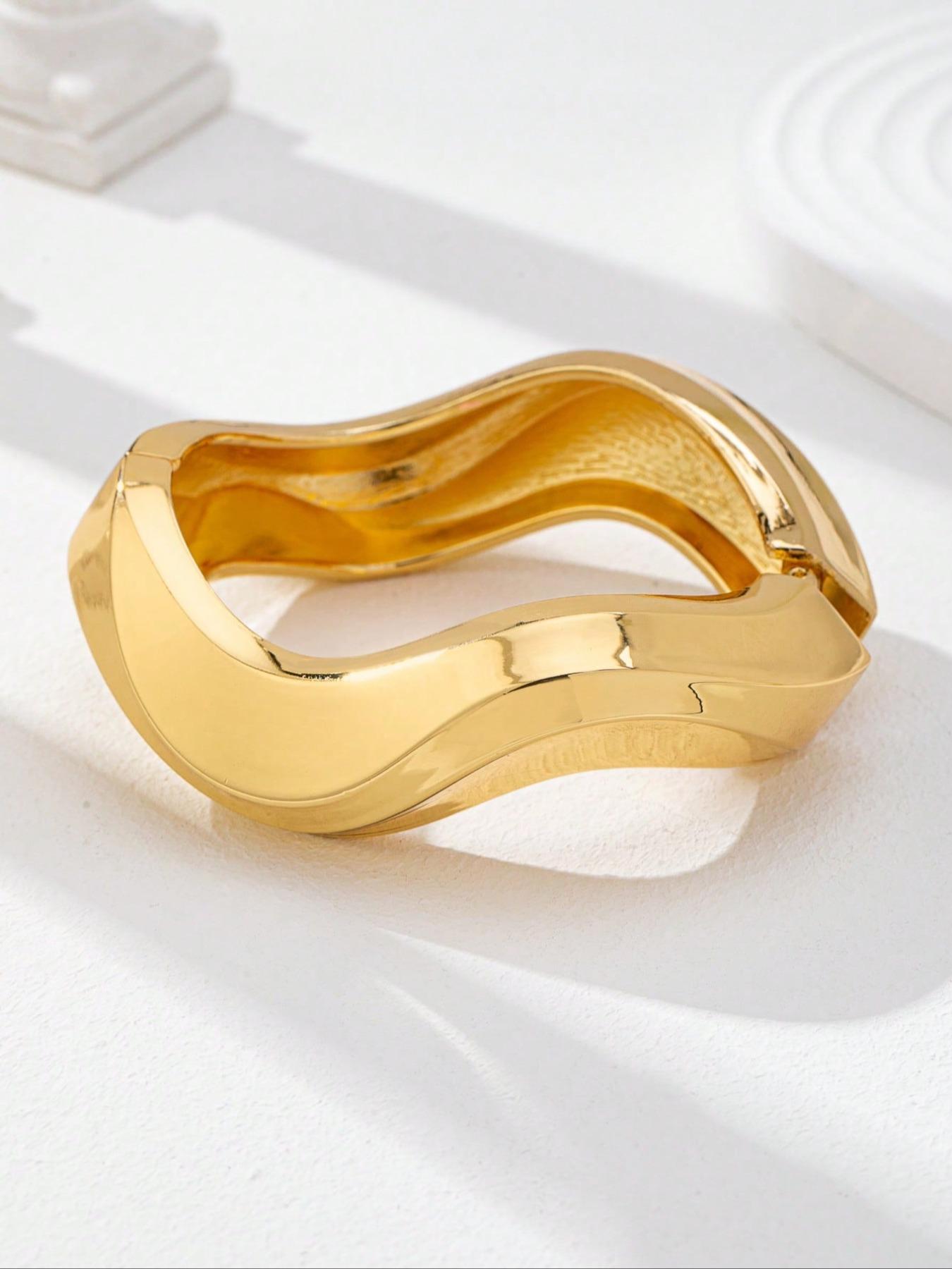 Women's 6-Piece Resin Cuff Bangle Bracelet Set, Irregular Shape Oversized Chunky Metal Clasp, Acrylic Bracelets for Daily Wear & Parties, Trendy Stack Bangle