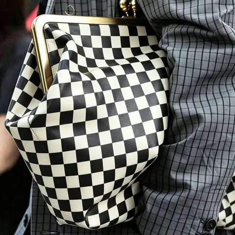 Simple high-end classic shoulder bag, multifunctional and elegant large capacity, can accommodate mobile phones and files, suitable for daily commuting and friend gatherings, Casual shoulder handbag