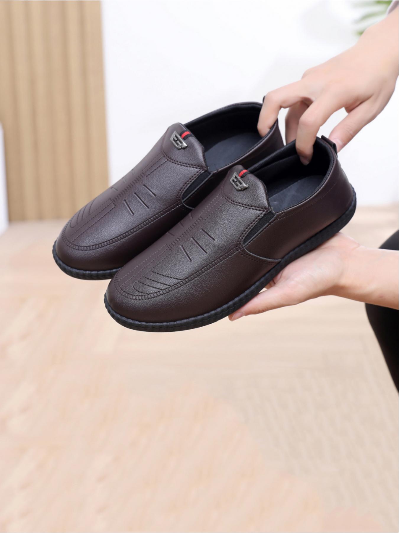 Men's casual shoes, with a texture of lychee texture on the upper, are fashionable and durable. The red and black striped details are embellished, and the thick and tough sole is a powerful tool for daily commuting and casual wear