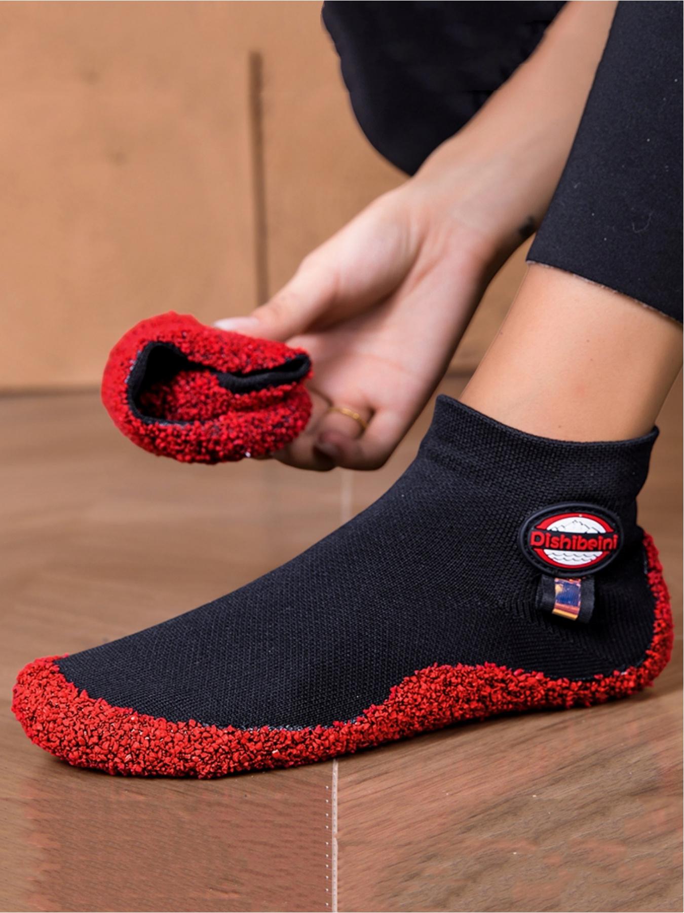 Ladies wear fitness yoga barefoot shoes, with widened toe caps that soft wrap around the foot shape and warm and comfortable lining. They are suitable for indoor home yoga casual wear, fitness training, swimming yoga and other sports scenes
