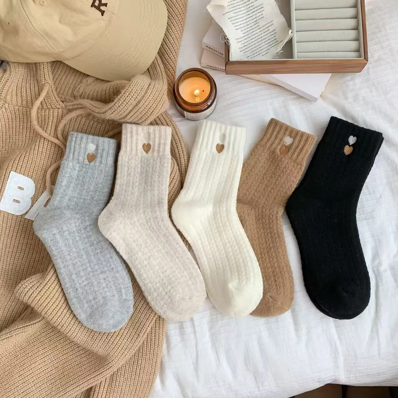 Heart Embroidery Mid-Calf Crew Socks for Women, 1/5 Pairs Thick Thermal Soft Comfort Socks, Fall Winter Casual Socks for Home Outdoor Wear, Perfect Gift
